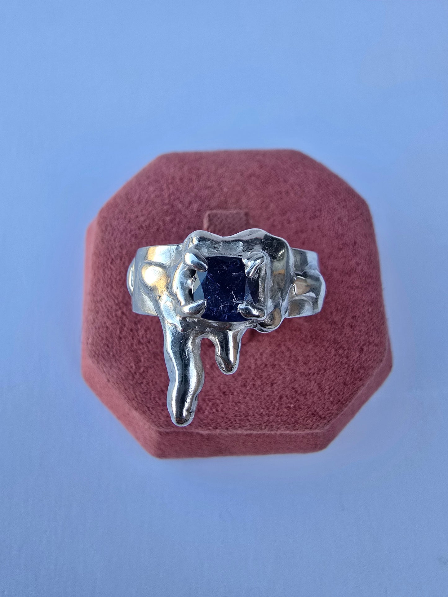 Anillo Iolita